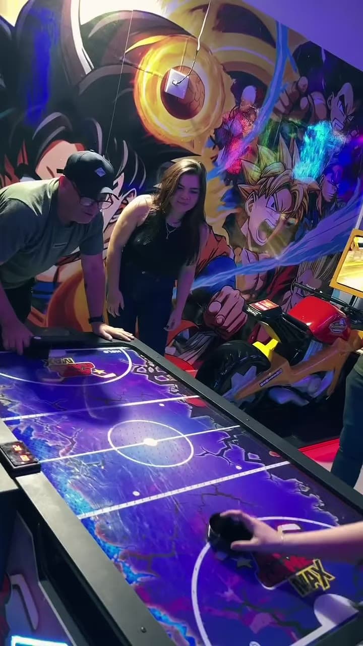 Mesa de air hockey iluminada no fliperama do Strike Berlin
