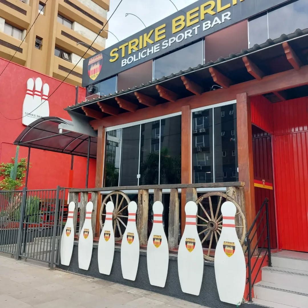 Fachada do Strike Berlin na Av. João Corrêa, com pinos de boliche gigantes