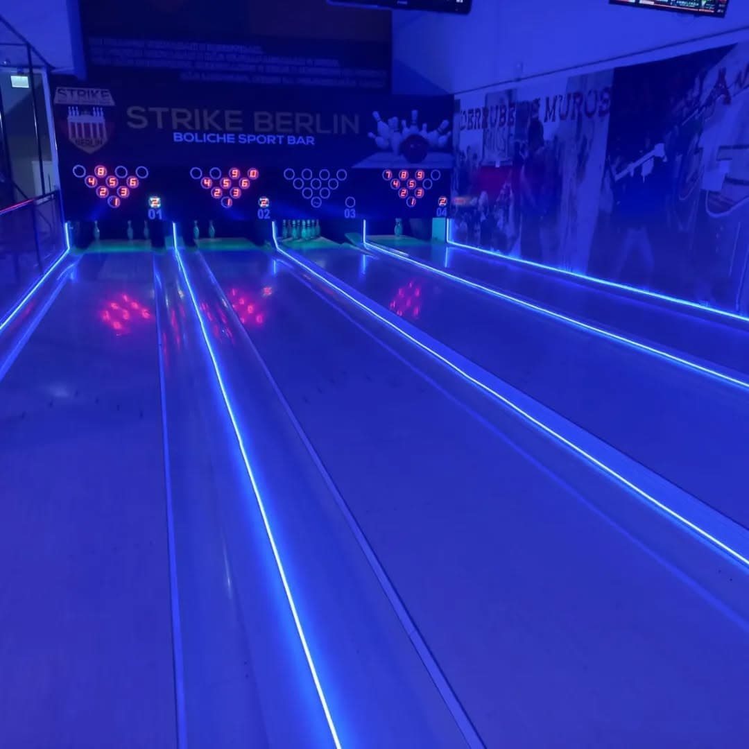 Pistas de boliche iluminadas em neon azul no Strike Berlin