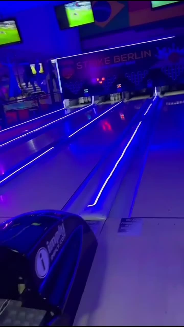 Pistas de boliche iluminadas em neon azul no Strike Berlin